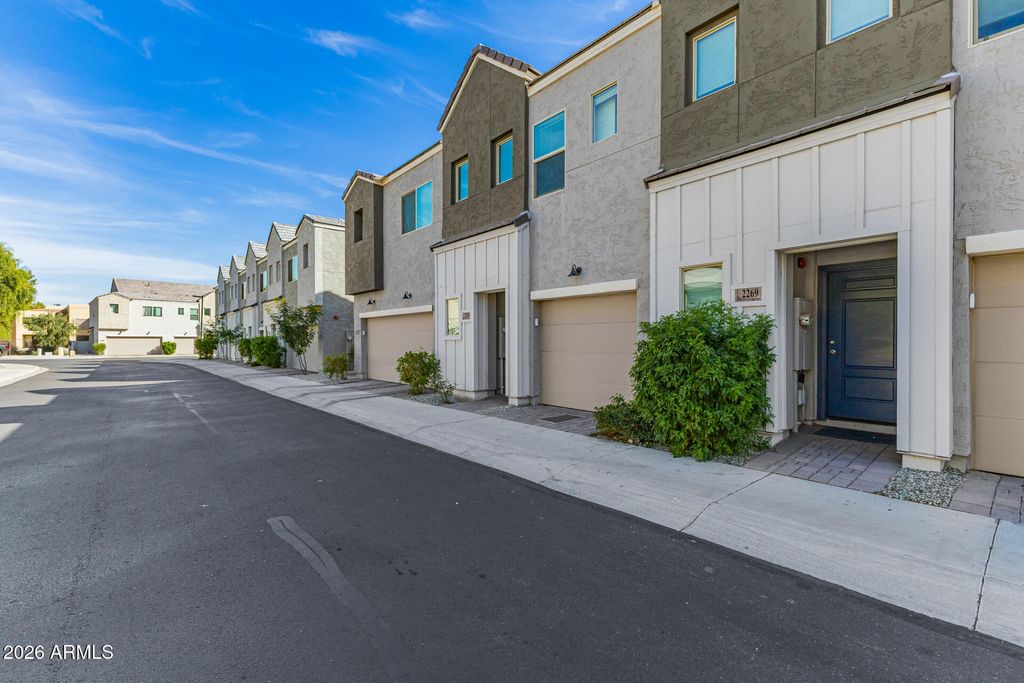 Image 4 of property listing at 2265 W ECHO Lane, Phoenix, AZ 85021