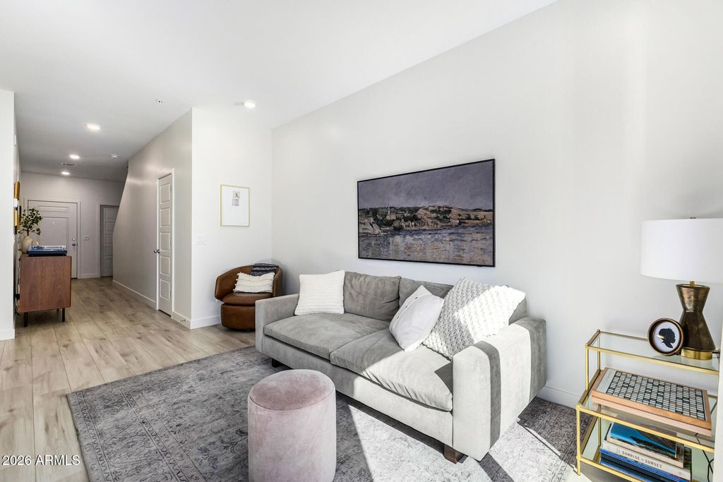 Image 6 of property listing at 2265 W ECHO Lane, Phoenix, AZ 85021