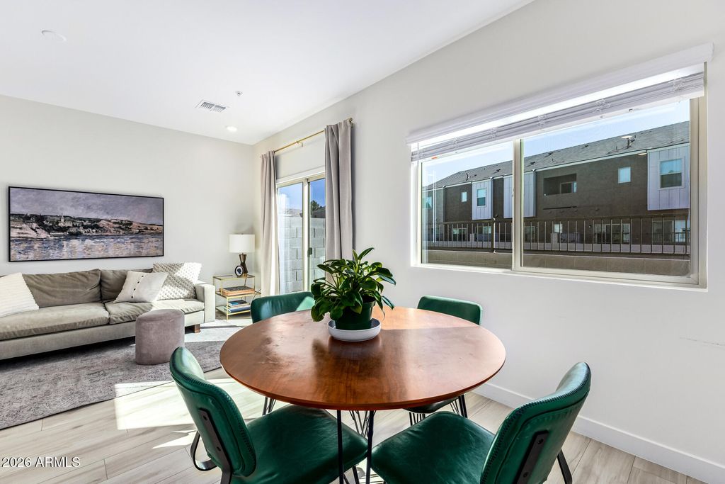 Image 9 of property listing at 2265 W ECHO Lane, Phoenix, AZ 85021