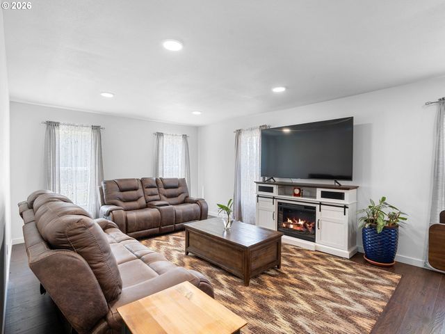 1677 E MAIN St, Hillsboro, OR 97123