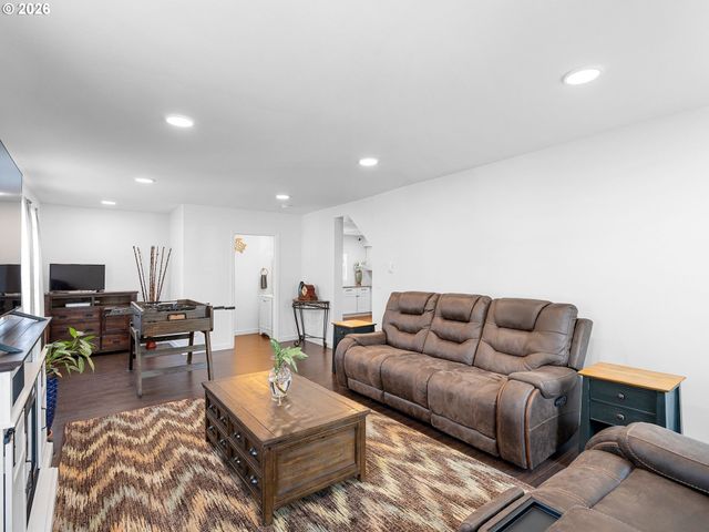 1677 E MAIN St, Hillsboro, OR 97123