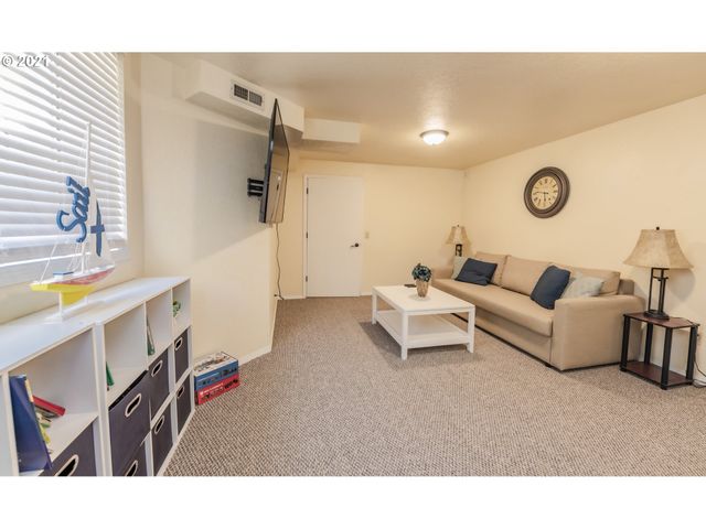 16121 Ne SAN RAFAEL St, Portland, OR 97230