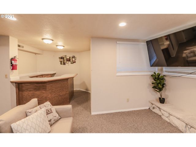 16121 Ne SAN RAFAEL St, Portland, OR 97230