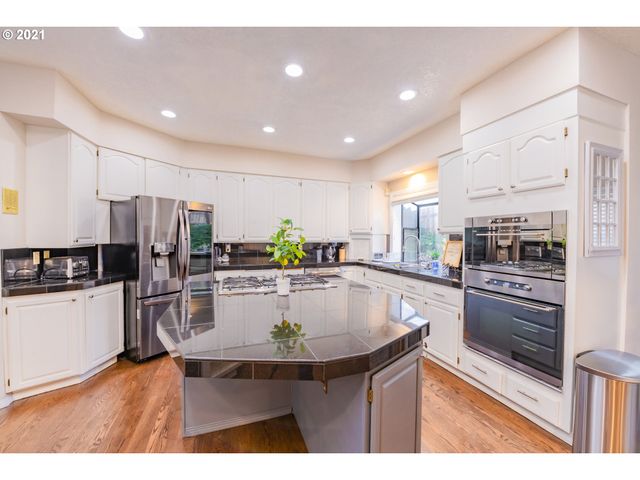 16121 Ne SAN RAFAEL St, Portland, OR 97230