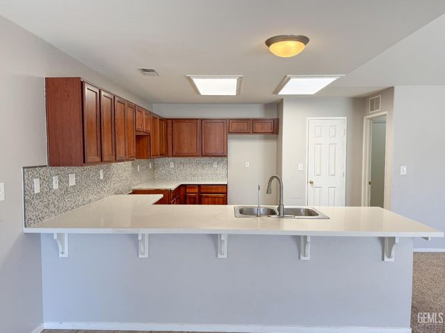 10601 Pleasant Valley Drive, Bakersfield, CA 93311