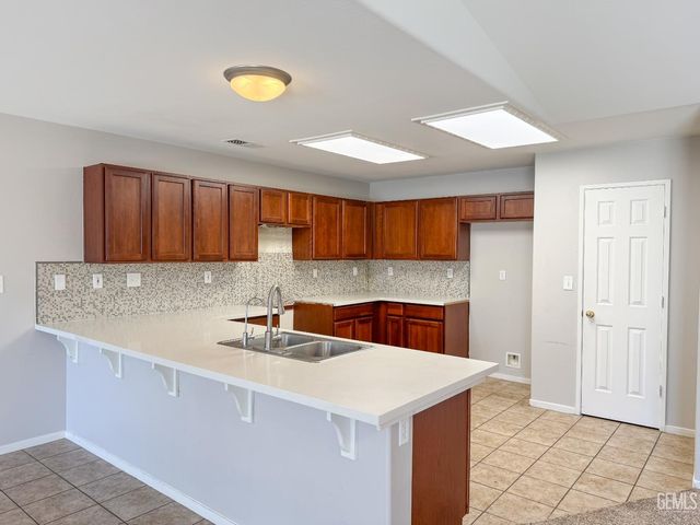 10601 Pleasant Valley Drive, Bakersfield, CA 93311