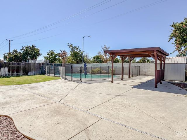 10601 Pleasant Valley Drive, Bakersfield, CA 93311