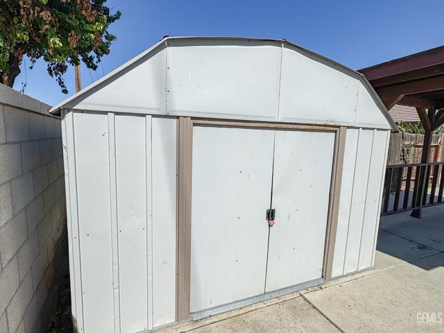 10601 Pleasant Valley Drive, Bakersfield, CA 93311