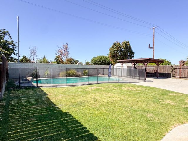 10601 Pleasant Valley Drive, Bakersfield, CA 93311