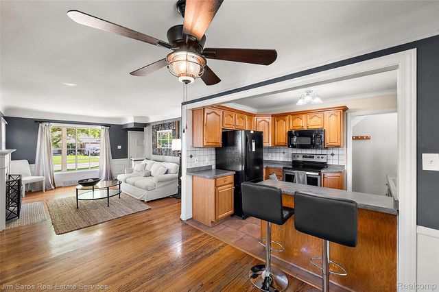 2371 Allard Avenue, Grosse Pointe Woods, MI 48236