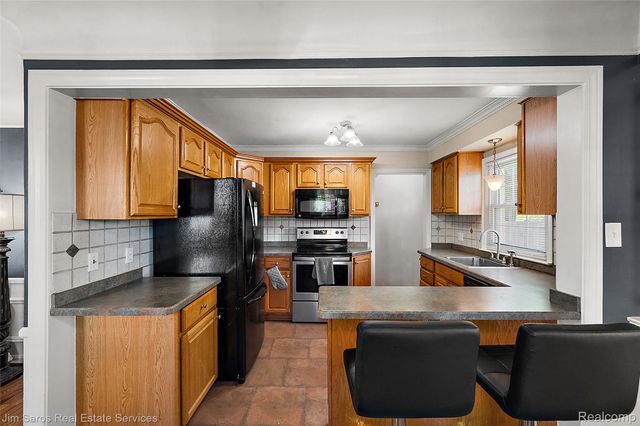 2371 Allard Avenue, Grosse Pointe Woods, MI 48236