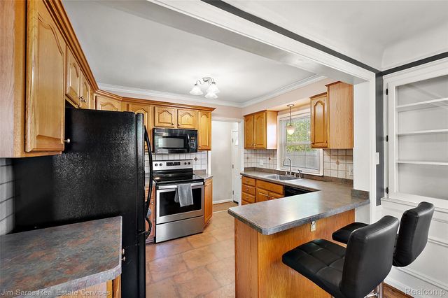 2371 Allard Avenue, Grosse Pointe Woods, MI 48236