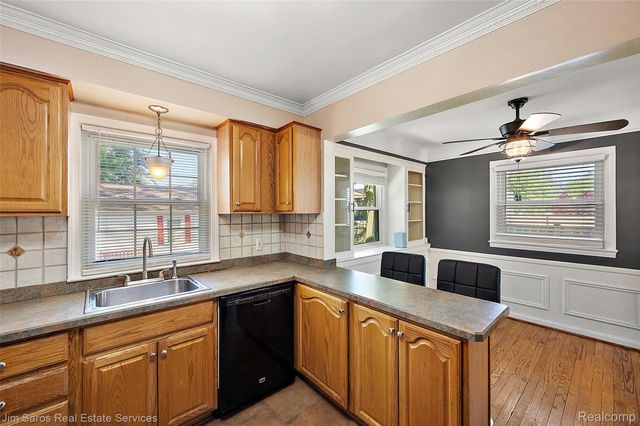 2371 Allard Avenue, Grosse Pointe Woods, MI 48236