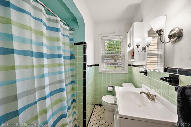2371 Allard Avenue, Grosse Pointe Woods, MI 48236