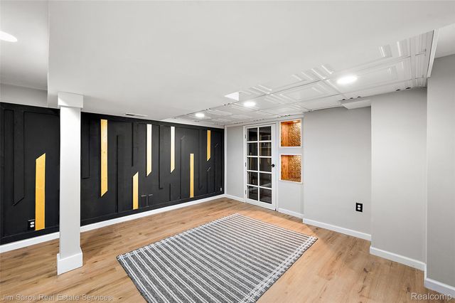 2371 Allard Avenue, Grosse Pointe Woods, MI 48236