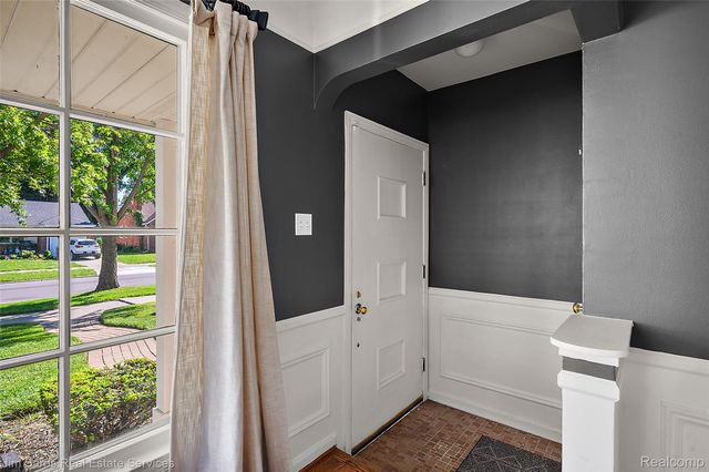 2371 Allard Avenue, Grosse Pointe Woods, MI 48236