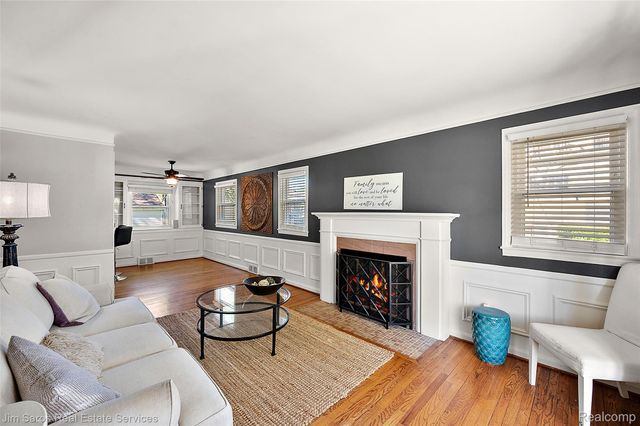 2371 Allard Avenue, Grosse Pointe Woods, MI 48236