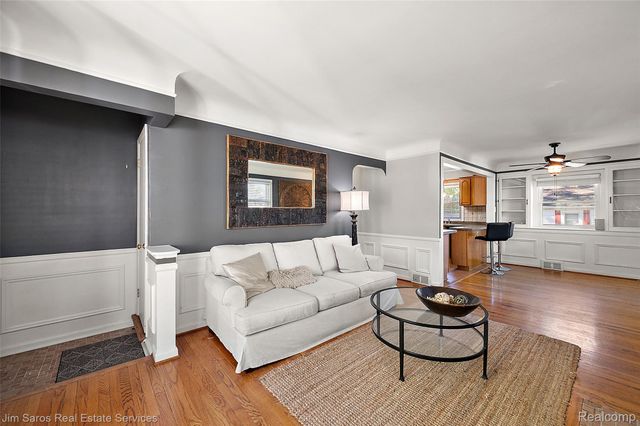 2371 Allard Avenue, Grosse Pointe Woods, MI 48236