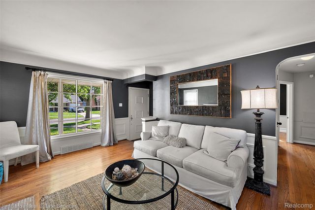 2371 Allard Avenue, Grosse Pointe Woods, MI 48236