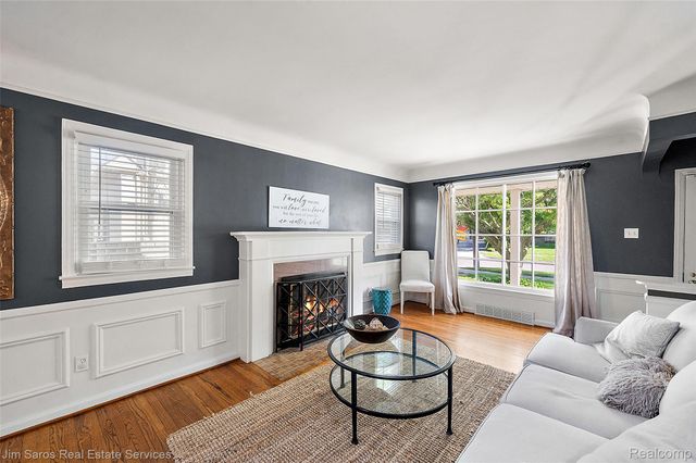 2371 Allard Avenue, Grosse Pointe Woods, MI 48236