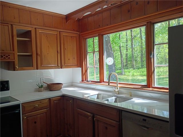 6 Old Pound Hill Road, North Smithfield, RI 02896