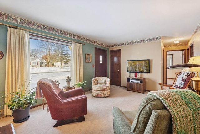 5832 Rhode Island Avenue N, Crystal, MN 55428