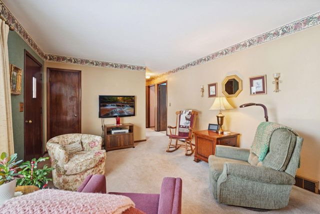 5832 Rhode Island Avenue N, Crystal, MN 55428