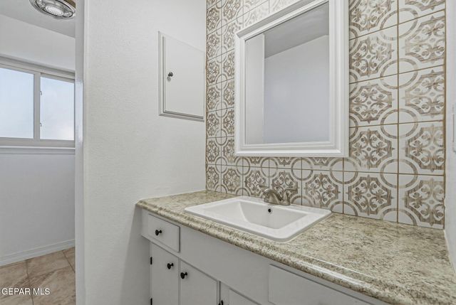 10710 LAKEWOOD Avenue, El Paso, TX 79935