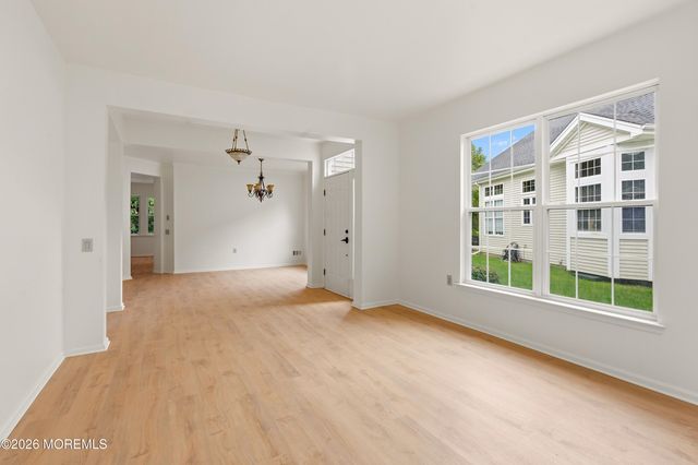 33 Valley Stream Place, Barnegat, NJ 08005