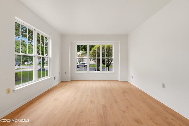 33 Valley Stream Place, Barnegat, NJ 08005