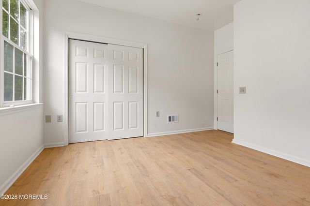 33 Valley Stream Place, Barnegat, NJ 08005
