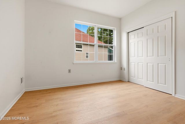33 Valley Stream Place, Barnegat, NJ 08005