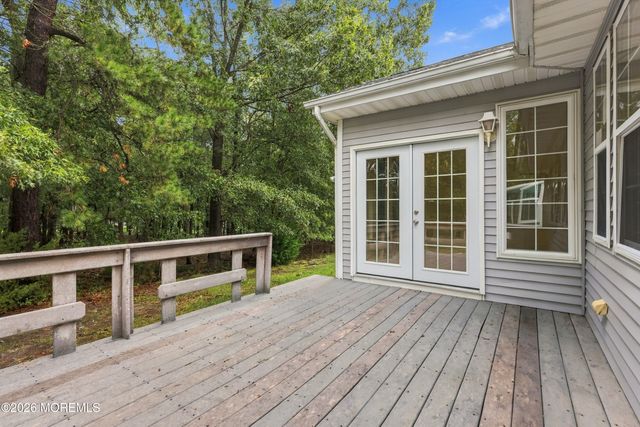 33 Valley Stream Place, Barnegat, NJ 08005