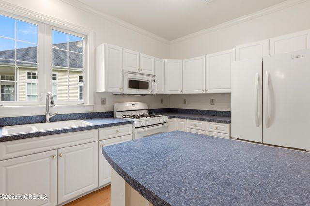 33 Valley Stream Place, Barnegat, NJ 08005