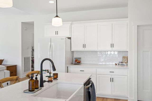 202 Finch Dr, La Vergne, TN 37086