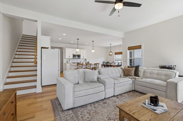 202 Finch Dr, La Vergne, TN 37086