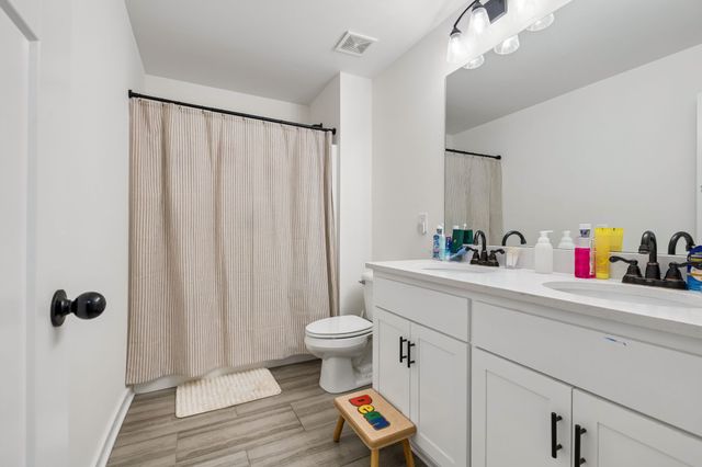 202 Finch Dr, La Vergne, TN 37086