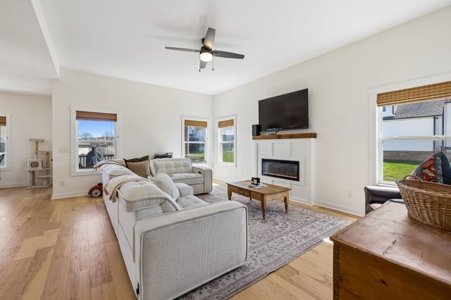 202 Finch Dr, La Vergne, TN 37086