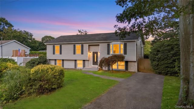 31 Concord Road, Shirley, NY 11967