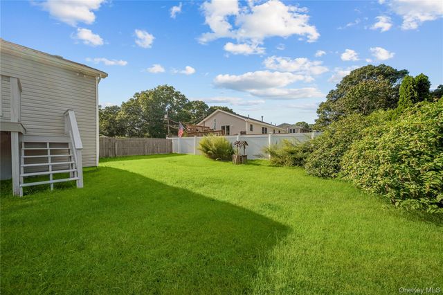 31 Concord Road, Shirley, NY 11967