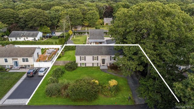 31 Concord Road, Shirley, NY 11967