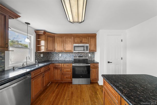 31 Concord Road, Shirley, NY 11967