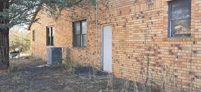 9020 SW Wanamaker Rd, Wakarusa, KS 66546