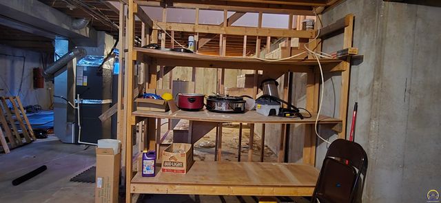 9020 SW Wanamaker Rd, Wakarusa, KS 66546