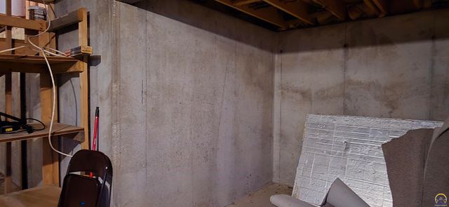 9020 SW Wanamaker Rd, Wakarusa, KS 66546