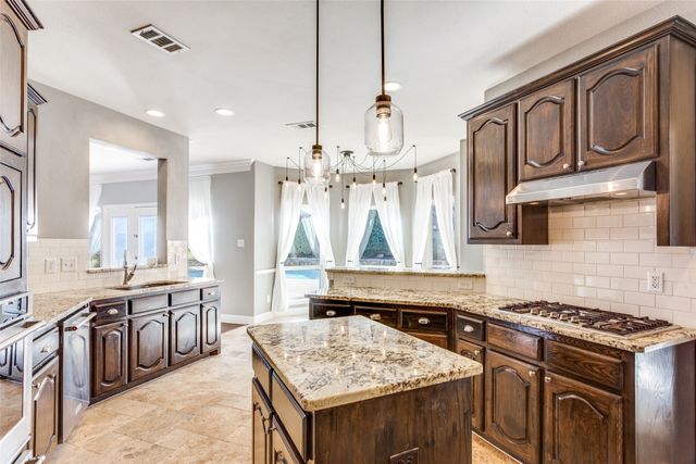 9005 Ranch Bluff Court, Benbrook, TX 76126