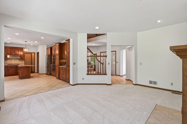 3034 Edgewater Drive, Woodbury, MN 55125