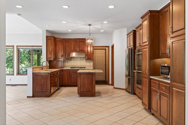 3034 Edgewater Drive, Woodbury, MN 55125