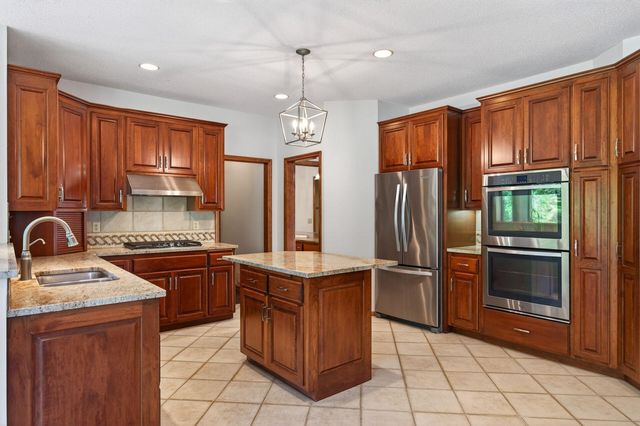 3034 Edgewater Drive, Woodbury, MN 55125