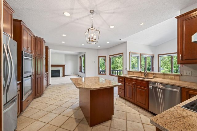 3034 Edgewater Drive, Woodbury, MN 55125